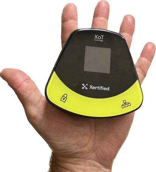 XoT-S1 i en hand. Den är ungefär lika stor som handflatan.