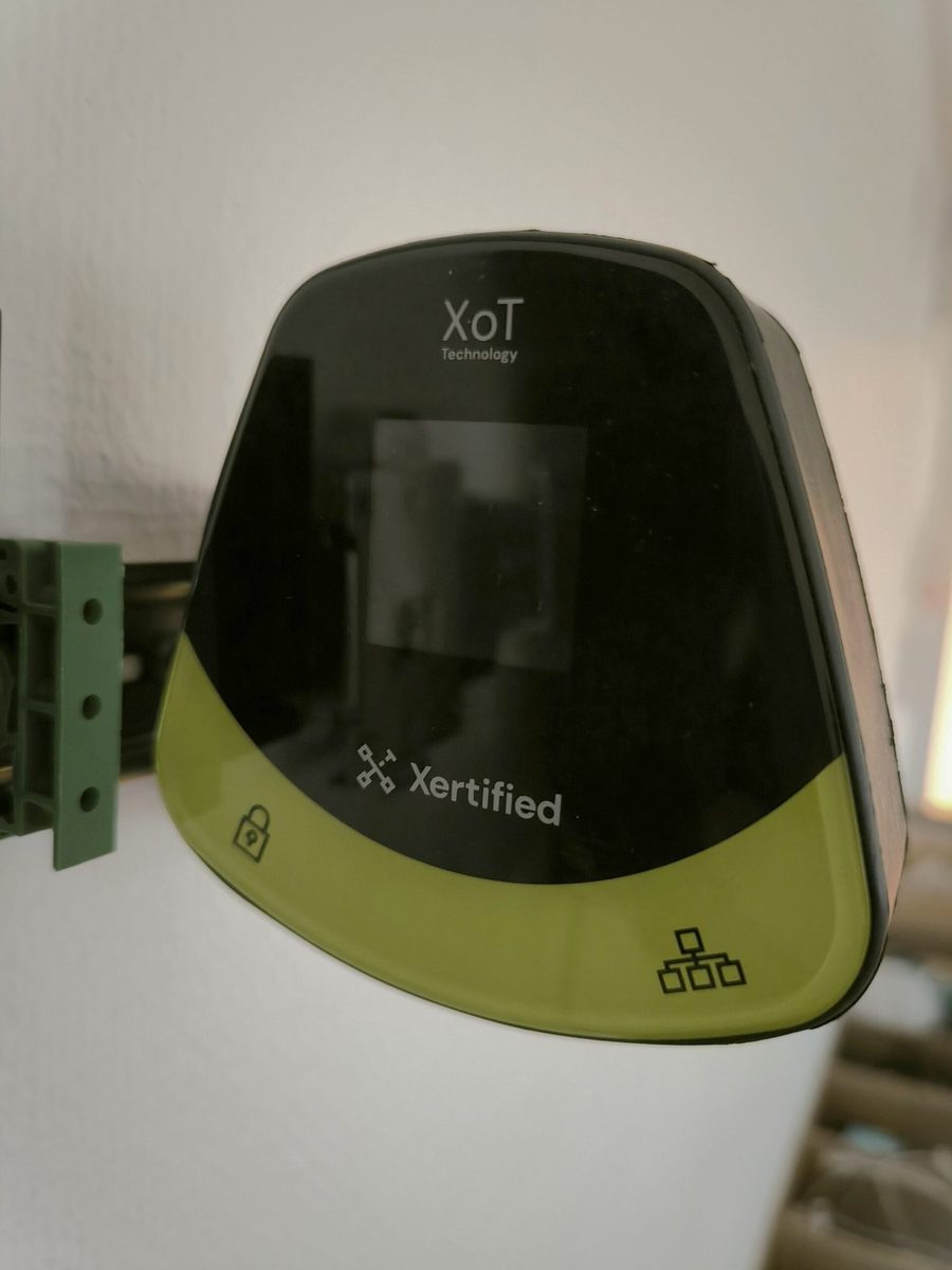 XoT-S1 monterad på en DIN-skena, sedd snett från sidan.
